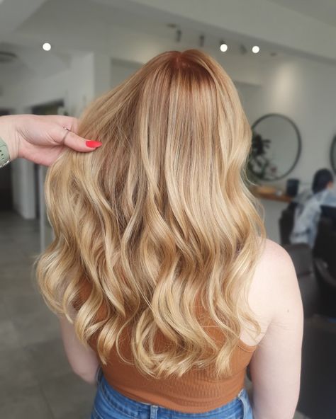 Blonde highlights with root shadow melt on ginger copper hair long wavy healthy Blonde With Ginger Roots, Blonde With Ginger, Copper Hair Long, Ginger Copper Hair, Root Shadow, Ginger Roots, Blonde Hair Inspiration, Copper Hair, Hair Long