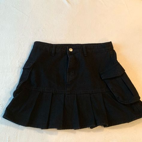 Women’s Black Mini Pleated Skirt With Two Pockets On The Side. Never Worn Before Still In Amazing Condition. Black Skirts Aesthetic, Black Miniskirt Outfits, Black Jean Skirt Outfit, Black Mini Pleated Skirt, Black Jeans Skirt, Pleated Jean Skirt, Mid Thigh Skirt, Denim Skirt Black, Skirt Aesthetic