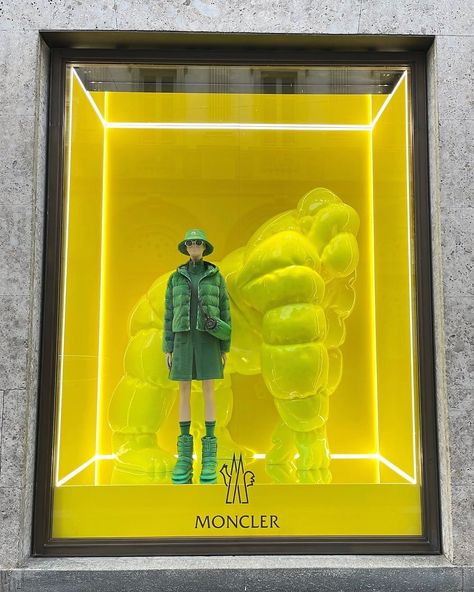 Moncler SS23 Window Display Installation, Via Montenapoleone Milan. Window Ads, Exhibition Display Design, Window Display Retail, Store Window Display, Visual Merchandising Displays, Store Design Boutique, Kindergarten Design, Retail Windows, Exhibition Display