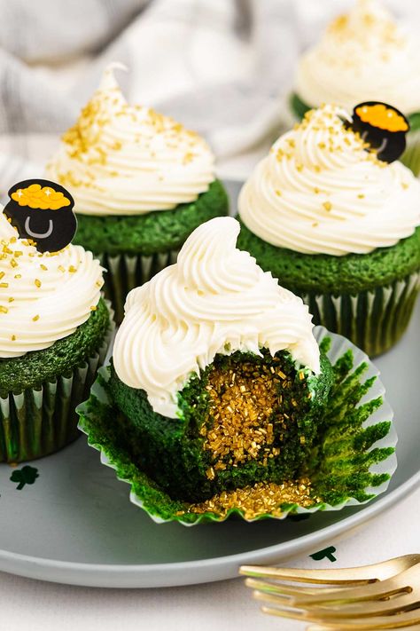 Dr Pepper Cupcakes, Green Velvet Cupcakes, Green Velvet Cake, Homemade Cupcake Recipes, Green Cupcakes, Gold Sprinkles, Cupcakes With Cream Cheese Frosting, Filled Cupcakes, Party Plan