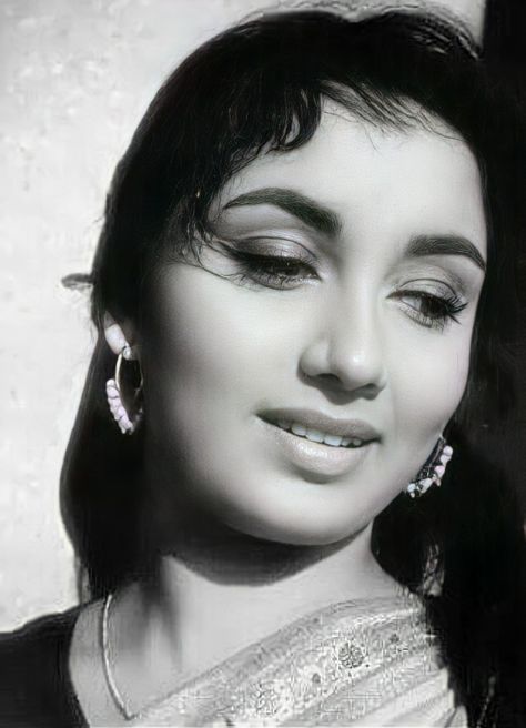 Sadhana Actress, Actress Painting, Sadhana Shivdasani, Old Bollywood Actress, Rekha Actress, Old Man Portrait, Vintage Actresses, Indian Women Painting, Bollywood Pictures