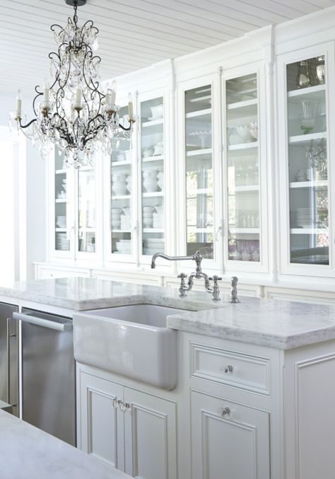 An elegant white kitchen! Part of StyleBlueprint's 17 Beautiful White Kitchens on StyleBlueprint. Each of these kitchens features white cabinets and will make you swoon! Beautiful White Kitchens, Hamptons Kitchen, White Marble Kitchen, Clean Kitchen Cabinets, Kitchen New York, Prep Sink, Gorgeous Kitchens, Kitchen Marble, Unique Kitchen