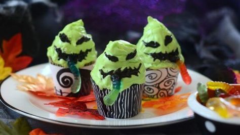 Recipe: “Cook A Special Batch” Of Oogie Boogie Cupcakes Nightmare Before Christmas Food, Worm Cupcakes, Christmas Cupcake Flavors, Christmas Food Recipes, Christmas Cupcakes Recipes, Gummy Worm, Christmas Cupcakes Decoration, Cupcake Videos, Cupcake Wars