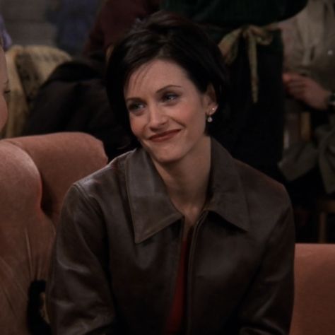 Monica From Friends Short Hair, Monica Season 3 Hair, Friends Aesthetic Tv Show Monica, Monica Red Dress Friends, Social Aesthetic, Courtney Cox 2022, Monica Friends, Fall Girl, Courtney Cox