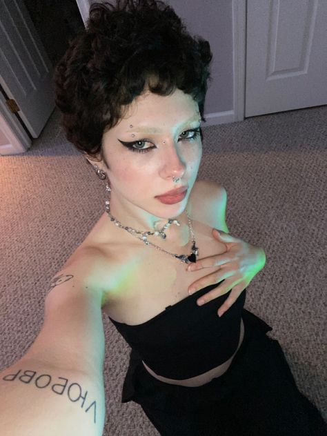 Indie Eyeliner, Goth Graphic Liner, Pixie Cut Women, Double Eyebrow Piercing, Girls Pixie Cut, Short Hair Curly, Eyebrow Piercing Jewelry, Eyeliner Ideas, Curly Pixie