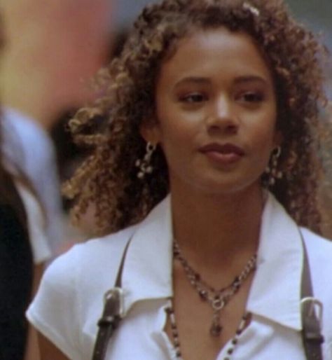 rachel true in "the craft" (1996) Rochelle The Craft, Rachel True, Witch Outfit, The Craft, Curly Hair, Witch, I Hope, Hair