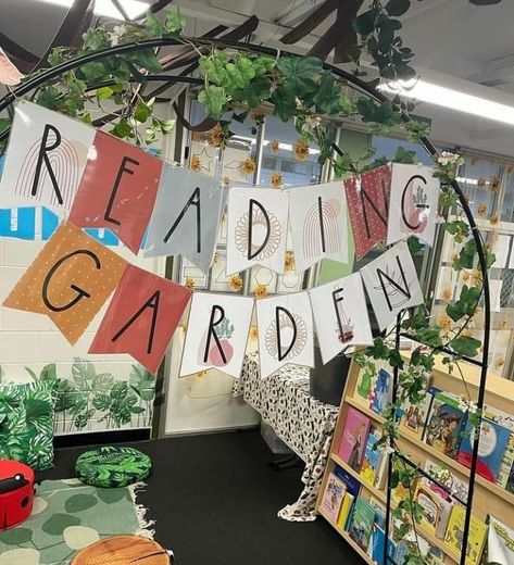 Garden Theme Classroom, Modern Classroom Decor, Forest Classroom, Reading Corner Classroom, Plants Classroom, Teaching Classroom Decor, Reading Garden, Elementary Classroom Themes, Library Themes