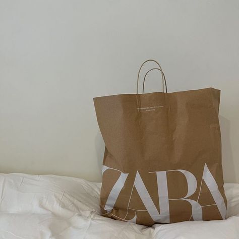 zara brown paper shopping bag on a white bed Zara Shopping Bag, Zara Shopping, Zara Australia, White Bed, Brown Paper, White Bedding, Paper Bags, Fashion Stylist, Zara Women