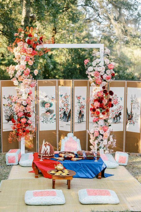 Korean Elements, Korean Wedding Traditions, Tea Ceremony Wedding, Ceremony Altar, Vietnam Wedding, Asian Party, Intricate Artwork, Hot Air Balloon Ride, Gold Tea