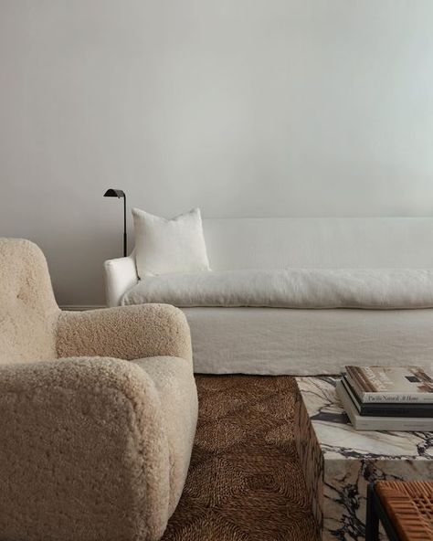 Linen Slipcover, Earthy Home Decor, Minimal Living Room, Sofa White, Sofa Brown, Sofa Lounge, Elegant Sofa, Pinterest Home, Jenni Kayne