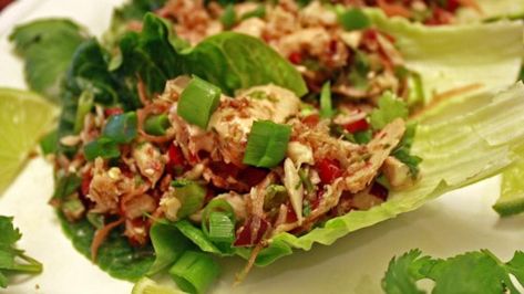 Canned tuna, chilies, green onion, sesame oil and a spicy mayo on top of lettuce leaves turns this into a great appetizer or even a light meal. Tuna Lettuce Wraps, Asian Lettuce Wraps, Gourmet Salad, Lettuce Wrap Recipes, Canned Tuna, Marinated Beef, Spicy Tuna, Chicken Lettuce Wraps, Chili Garlic Sauce