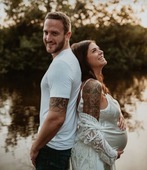 Pregnant Poses For Pictures, Pose For Maternity Photos, Maternity Pic Outfit Ideas, Belly Bump Photo Shoot, Photoshoot Pregnant Ideas Couple, Maternity Pond Pictures, Outside Maternity Photography, Poses Maternity Photography, Spring Maternity Photoshoot Ideas