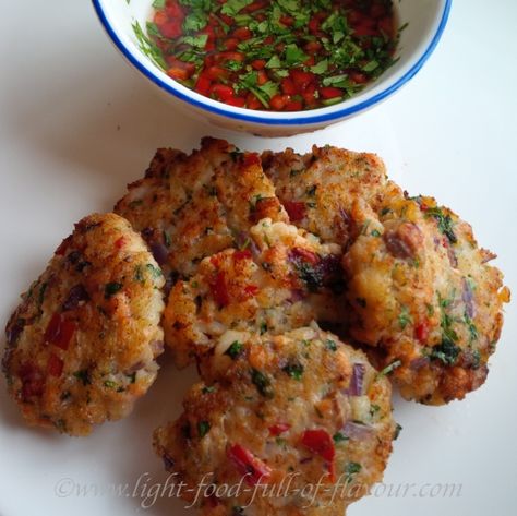 Fishball Recipe, Salmon Fish Cakes, Prawn Fish, Thai Fish Cakes, Fish Cakes Recipe, Braised Lamb Shanks, Shrimp Cakes, Cilantro Sauce, Fish Cakes