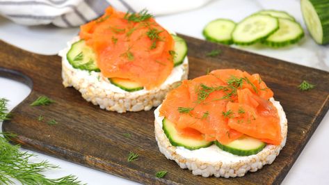 Smoked Salmon Rice Cakes Smoked Salmon Rice Cake, Rice Cake Smoked Salmon, Rice Cakes Toppings Savory, Salmon Rice Cakes, Rice Cake Lunch Ideas, Rice Cakes Toppings Healthy, Rice Cake Breakfast, Rice Cake Ideas, Rice Cake Recipes Healthy