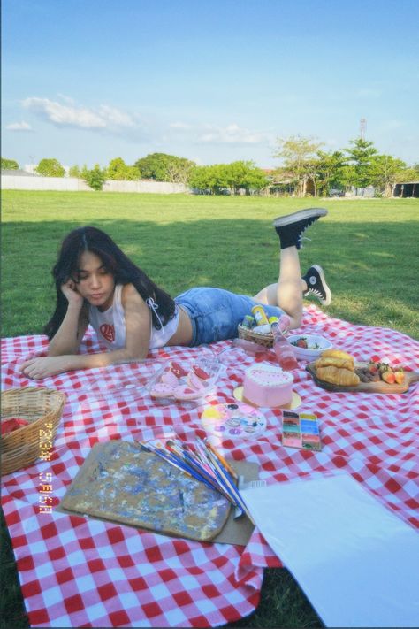 picnic ideas fotos aesthetic School Picnic Ideas, Cute Picnic Date Ideas, Ideas Fotos Aesthetic, Activities To Do When Bored, Picnic Core, Birthday Vision Board, Bday Picnic, Solo Date Ideas, Mushroom Core