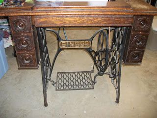 Singer Sewing Machine Table, Sewing Machines Best, Sewing Machine Cabinet, Sewing Machine Table, Gold Decal, Oak Cabinet, Treadle Sewing Machines, Antique Sewing Table, Smart Tiles