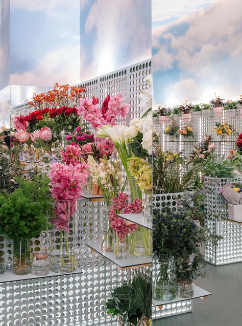 Mon Parnasse Flower Shop / Canobardin | ArchDaily Flower Shop Interiors, Garden Hedges, Geometric Nature, Florist Shop, Outdoor Flowers, French Garden, Store Displays, Shop Interiors, Flower Market