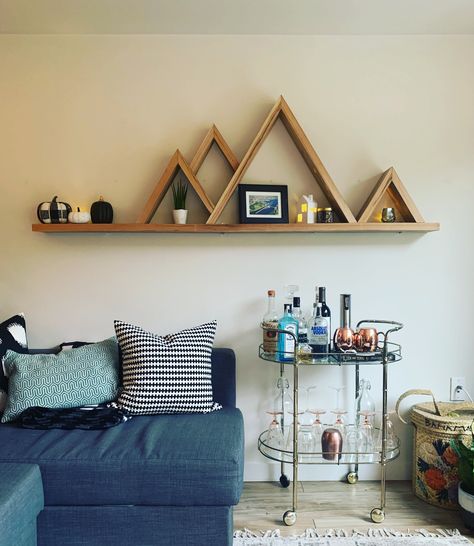 Mountain Wall Shelf, Wood Wall Shelf Decor, Wooden Photo Shelves, Mountain Shelf Diy Plans, Mountain Shelves, Building With Wood, Diy Wood Wall Decor, Mountain Shelf, Diy Wood Wall