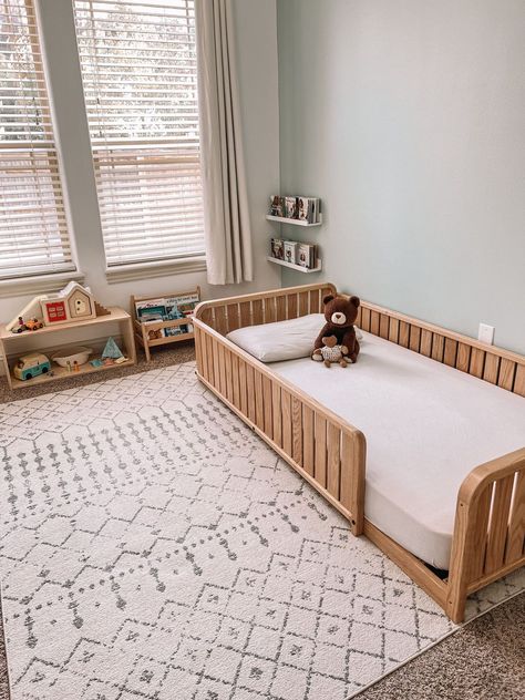 Montessori Toddler Bedroom, Montessori Toddler Rooms, Cozy Baby Room, Montessori Floor Bed, Toddler Floor Bed, Toddler Boy Room Decor, Toddler Bedroom, Toddler Room Decor, Baby Boy Room Decor