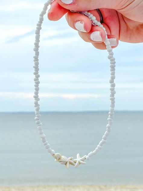 Amazon's aesthetic jewelry accessories: The perfect addition to any outfit. Handmade Accessories For Summer, Handmade Beach Jewelry, Beach Beaded Jewelry, Beach Accessories Jewelry, Summer Jewelry Diy, Jewelry Accessories Aesthetic, Summer Beaded Necklace, Summer Jewelry Beach, Summer Choker