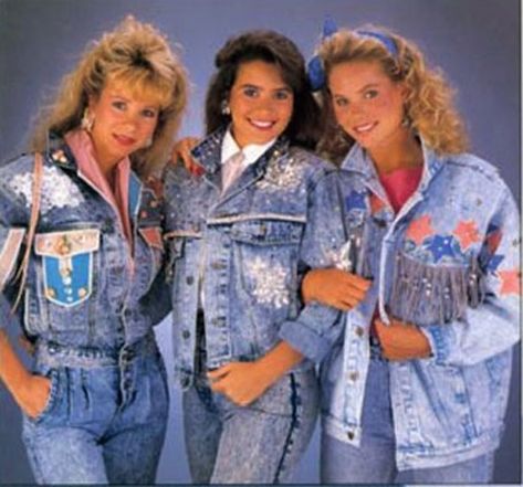 These ladies wearing way too much denim should not have been let out of the house. 1990s Fashion Trends, 1980s Fashion Trends, Look 80s, 1980 Fashion, 1980’s Fashion, Boyfriend Look, 80s Fashion Trends, 80’s Fashion, 80s Denim