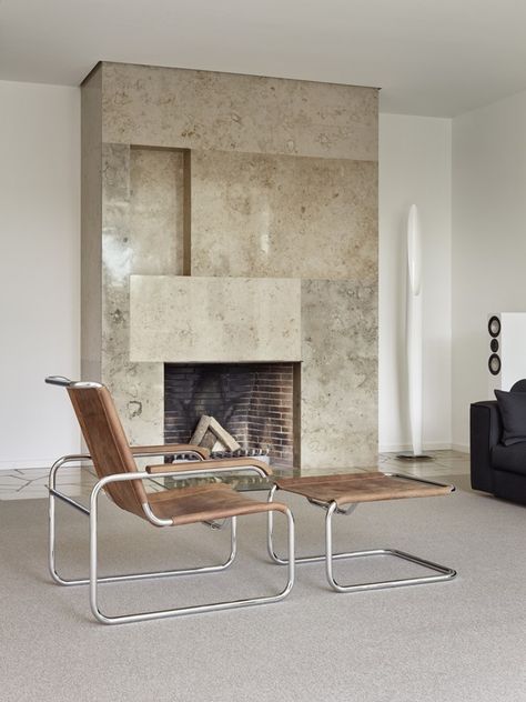 A jewel of the post-war era: Villa Harnischmacher II White Interior Design, European Home Decor, Marcel Breuer, Plywood Furniture, Fireplace Design, Style At Home, Villa Design, Design Living, Elle Decor