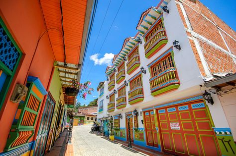 jessica devnani guatape Fonda Paisa, Colorful Town, Colorful Places, Travel Club, Gorgeous View, Lonely Planet, Travel Experience, National Geographic, Nice View