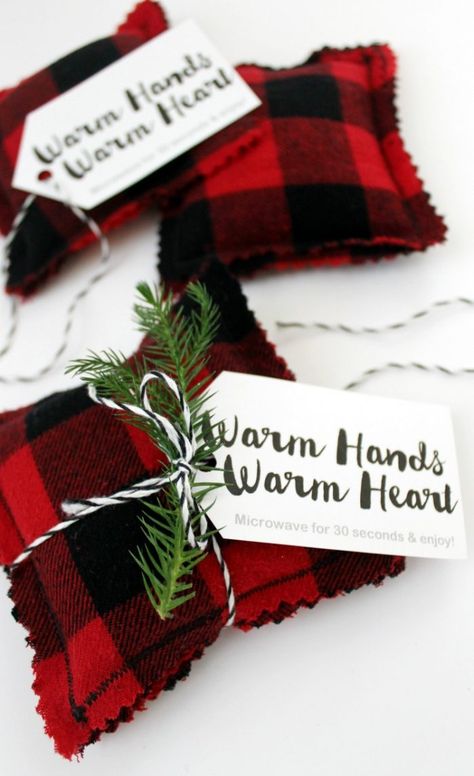 Diy Hand Warmers, Diy Christmas Gifts For Kids, Winter Wedding Favors, Favors Diy, Cadeau Diy, How To Give, Winter Diy, Homemade Christmas Gifts, Christmas Sewing