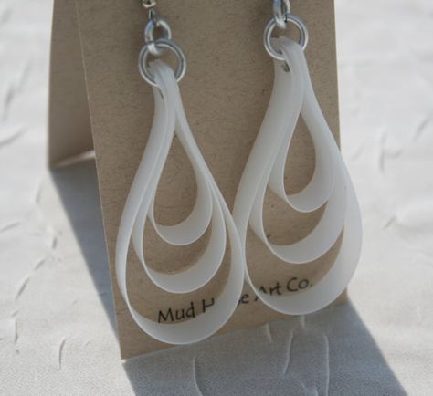 WITH MILK JUGS MudHorseArt on Etsy sells beautiful earring made out of–you guessed it–mild jugs! You can make jewelry with your used milk jugs as well! Simply cut the jug into flat pieces, and you’ve got a flexible material that durable and stylish. Be as creative as you want! You could make lots of different kinds of earrings, bracelets, rings, or even necklaces! Milk Jug Crafts, Milk Jugs, Diy Upcycling, Bottle Jewelry, Plastic Bottle Crafts, Recycled Jewelry, Paper Jewelry, Plastic Jewelry, Upcycled Crafts