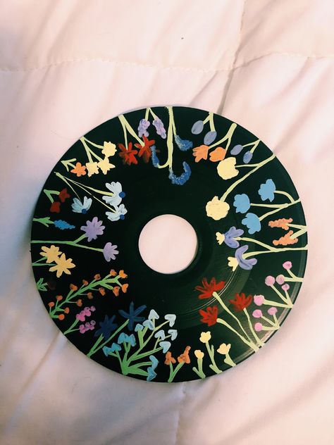 Flower Vinyl Painting, Painting Ideas Record, Flower Painted Records, Painting Records Ideas, Record Painting Ideas Hippie, Painted Cd Ideas, Painted Records Vinyl Easy, Painting Ideas Purple, Record Art Ideas