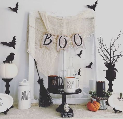 These Halloween decor ideas use simple colors. #halloweendecorideas #halloweenpartydecor #halloweenart #halloweendecorationsoutdoor #halloweendecorationsindoor #halloweendoorhangers Decoration Restaurant, Farmhouse Halloween, Pretty Halloween, Halloween Tattoo, Dekor Diy, Halloween Geist, Witch Decor, Halloween Decorations Indoor, Theme Halloween