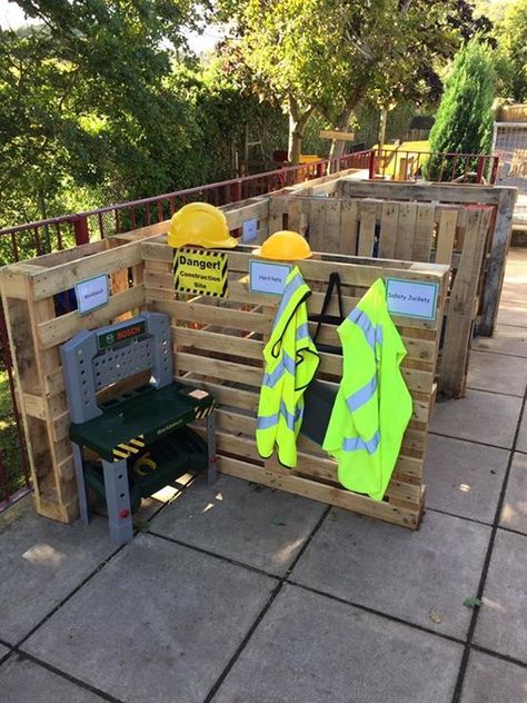 Palette Ideas Eyfs, Early Years Pallet Ideas, Eyfs Stage Area Outside, Outdoor Water Area Eyfs, Early Years Outdoors, Wooden Pallet Ideas Eyfs, Outdoor Creative Area Eyfs, Outdoor Kindergarten Spaces, Reggio Outdoor Spaces