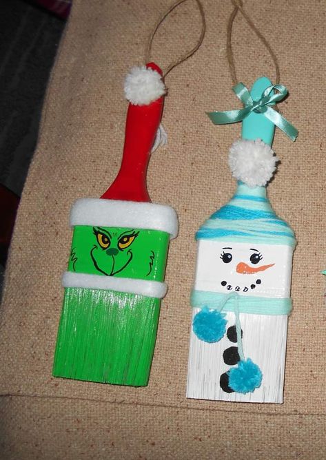 Grinch Paint Brush Ornament, Christmas Paint Brush Crafts, Paint Brush Snowman, Santa Paint Brushes, Paint Brush Christmas Crafts, Winter Craft Ideas For Adults, Paint Brush Ornaments, Paintbrush Crafts, Paintbrush Ornaments