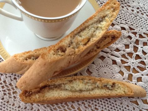 Cinnamon Roll Biscotti, Swedish Rusks Recipe, Cinnamon Biscotti Recipe, Rusks Recipe, Cinnamon Roll Filling, Easy Biscotti Recipe, Biscotti Recipes, Rusk Recipe, Healthy Low Calorie Snacks