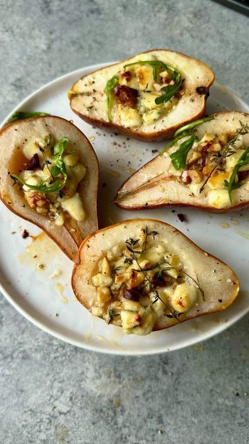 Caitlin Greene on Instagram: "ROASTED PEARS WITH GORGONZOLA & HOT HONEY! Super fun holiday app or side idea—Literally so freaking delish—if you need an EASY tasty holiday app/side for parties this month—this one is IT! • • For the filling: 1 cup chopped gorgonzola cheese 1/2 cup chopped walnuts 1 tbsp fresh thyme • For the pears: 4 ripe pears, sliced in half then scooped out Salt Pepper 2-3 tbsp hot/spicy honey • For the toppings: Chopped dried cranberries (optional) Baby arugula Black pepper Extra hot honey (optional) • • 1️⃣Preheat the oven to 425. 2️⃣Add the cheese, walnuts and thyme one at a time to a cutting board. Chop each item a few times, then continue to add and chop until well combined.3️⃣Add the pears to the baking sheet, season with salt and pepper, then add a couple spoonfuls Baked Pears, Roasted Pear, Honey Walnut, Gorgonzola Cheese, Easter Appetizers, Xmas Treats, Spicy Honey, Hot Spicy, Pear Recipes