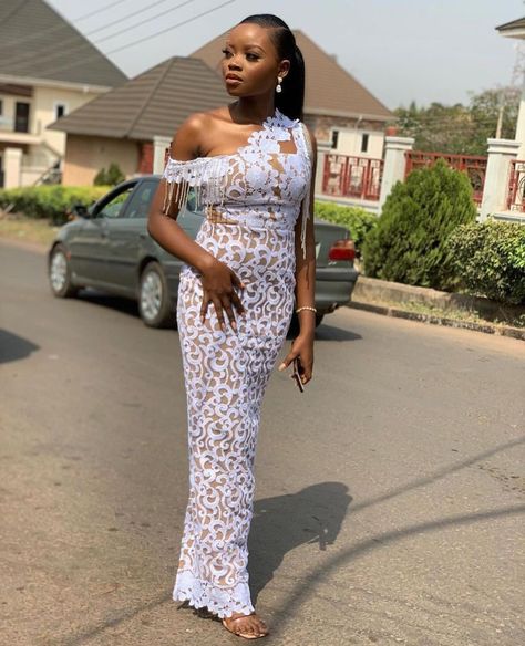 White Lace Asoebi, White Asoebi Lace Styles, Owambe Lace Styles, Lace Gown Styles Aso Ebi, Lace Asoebi Styles, Asoebi Lace Styles, White Lace Gown, Combination Dresses, Stylish Naija