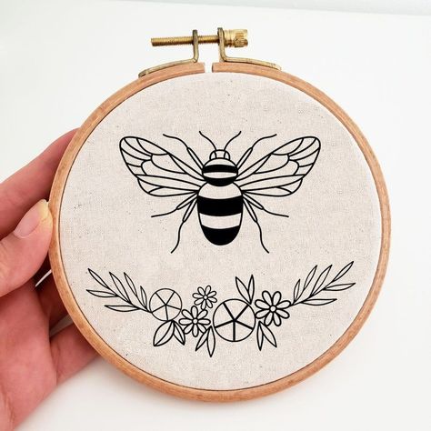 Bee and Flower Embroidery Pattern, Bee Embroidery PDF, Floral Bee Hand Embroidery Design, Embroidery Template, Embroidery Hoop Art, DIY - Etsy Embroidery Patterns Free Printables Pdf, Bee Embroidery Pattern Free, Floral Embroidery Patterns Templates, Bee Hand Embroidery, Embroidery Patterns Free Printables, Bee Embroidery Pattern, Wreath Embroidery Pattern, Surface Ornamentation, Flower Embroidery Pattern