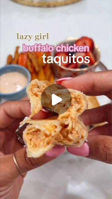 MaKayla Kim Thomas on Instagram: "If you make nothing else of mine, at least make these 🤤 my go-to macro-friendly buffalo chicken dip taken to the next level. Macros listed at end 🔥🔥   when you’re ready to eat food you love (in a way that’s NOT miserable)—I got you 👉🏼 digital cookbooks + fitness plans here makaylathomas . com" Monday Night Dinner Ideas Healthy, Makayla Food Fitness, Maykala Thomas Recipes, Mckayla Thomas Fitness Recipes, Makayla Fitness, Makayla Thomas Fit Recipes, Ready To Eat Food, Makayla Thomas, Buffalo Chicken Tacos