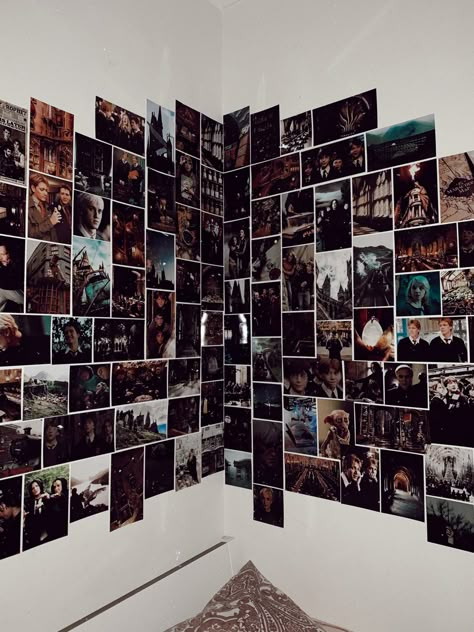 Harry Potter Aesthetic Photos For Wall, Room Ideas Aesthetic Harry Potter, Harry Potter Photo Wall Collage, Harry Potter Wall Collage Ideas, Harry Potter Collage Wall, Harry Potter Aesthetic Room Ideas, Harry Potter Inspired Bedroom Gryffindor, Harry Potter Inspired Bedroom Aesthetic, Harry Potter Wall Decorations