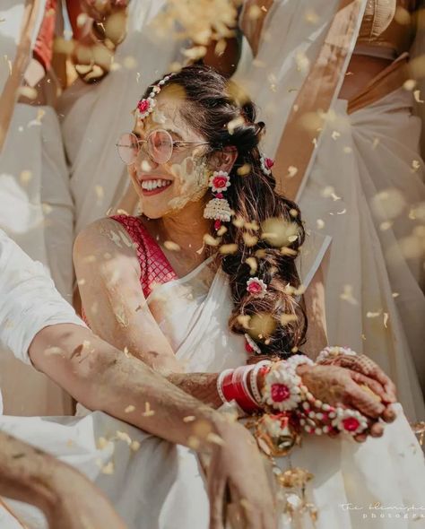 White For Haldi, White Haldi Outfit For Couple, White Lehenga For Haldi Ceremony, Off White Haldi Outfit, Haldi Ceremony Outfit For Bride White, Haldi Ceremony White Outfit, White Saree Haldi Look, White Outfits For Haldi, Haldi White Outfit For Bride