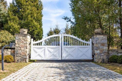 Farmhouse Main Gate, Entrance Gates Driveway, Wooden Gate Designs, Driveway Border, Wood Gates Driveway, Wooden Gates Driveway, Pedestrian Gate, Ranch Gates, Gate Entrance