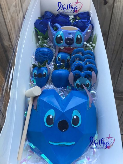 Stitch Breakable Heart, Fortnite Chocolate Covered Strawberries, Stitch Cakesicles, Stitch Chocolate Covered Strawberries, Stitch Strawberry Chocolate, Stitch Treats, Disney Chocolate Covered Strawberries, Breakable Heart For Him, Stitch Strawberries