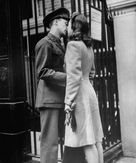 40s Aesthetic, 1940s Aesthetic, Old Fashioned Love, Nurse Aesthetic, Penn Station, Alfred Eisenstaedt, True Romance, Vintage Romance, Romantic Photos