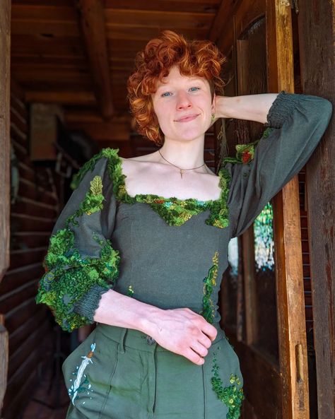 New video will premiere in 1 hour!! The Q&A is half the video and the other half is MOSS BABYYYY. EMBROIDERED moss 🪡🌿 #cottagecore #cottagecoreootd #whimsical #designer #costumedesigner #cosplay #mosscore #fairycore #artreference #artistsoninstagram Embroidered Moss On Clothes, Moss Corset, Embroidered Moss, Potions Shop, Dnd Fashion, Dolly Kei Fashion, Cottagecore Wardrobe, Coat Embroidery, Renn Faire