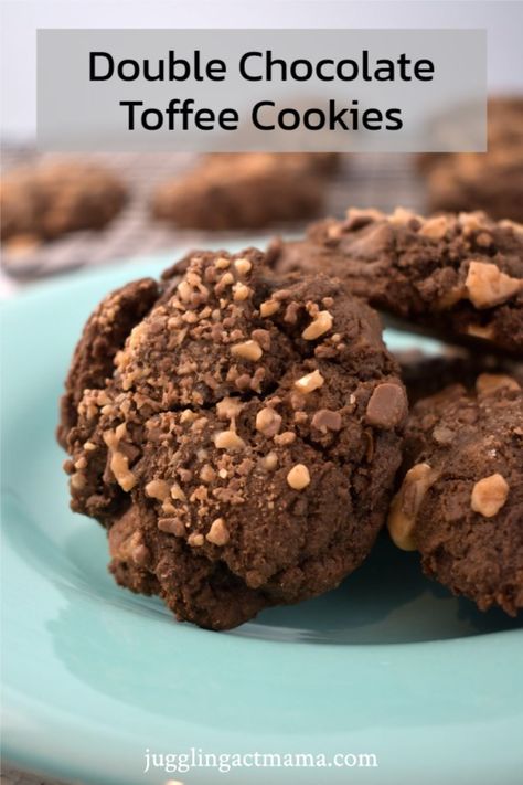 Double Chocolate Toffee Cookies - These are dense, rich chocolatey cookies with the unmistakable crunch and chew of English toffee bits. Chocolate Toffee Cookies, Toffee Cookie Recipe, Amazing Cookie Recipes, Toffee Chips, Toffee Cookies, English Toffee, Double Chocolate Chip Cookies, Puff Pastry Dough, Double Chocolate Cookies