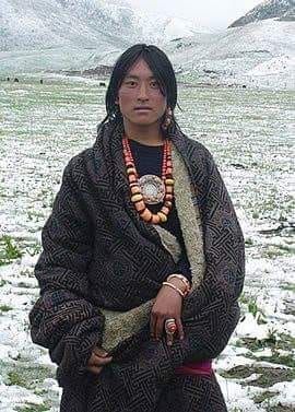 Tibetan Jewelry, Ethnic Dress, Coral Jewelry, World Cultures, People Of The World, Interesting Faces, 인물 사진, Mongolia, People Around The World