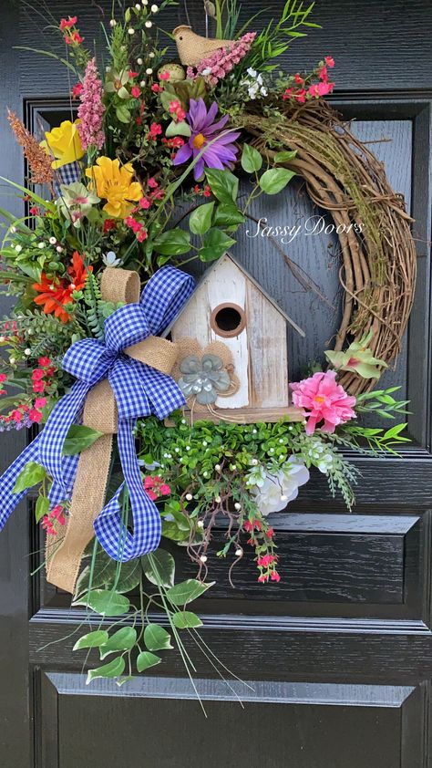 Birdhouse Wreath, Dekoratívne Vence, Diy Frühling, Floral Door Wreaths, Spring Floral Wreath, Easter Spring Wreath, Diy Spring Wreath, Spring Front Door Wreaths, Painted Clay