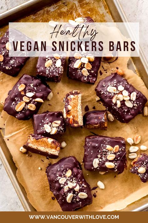 Baking sheet covered in parchment paper with lots of vegan snickers bars scattered over, topped with peanuts. Raw Snickers Slice, Date Snickers, Homemade Snickers Bars, Vegan Snickers, Patisserie Vegan, Homemade Snickers, Raw Vegan Desserts, Vegan Bar, Vegan Candies