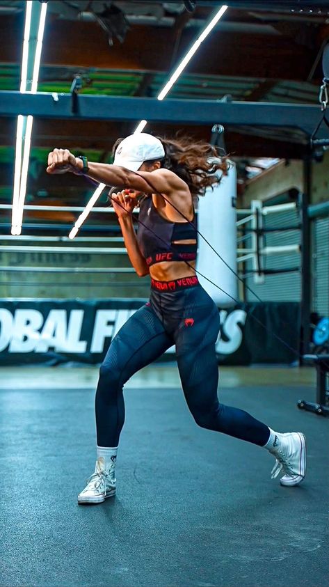 Boxing Women Photography, Workouts For Energy, Boxing Body Woman, Kickboxing Women Photography, Womens Kickboxing, Gym Body Goals, Boxing Pics, Gym Outfits Aesthetic, Woman Boxing