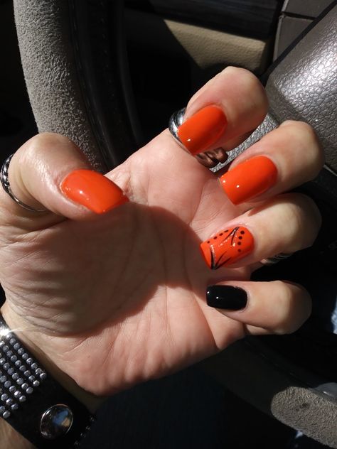 Black and orange acrylic nails Nail Ideas Orange And Black, Orange And Black French Tip Nails, Black And Orange Acrylic Nails, Black And Orange Gel Nails Short, Football Nails Orange And Black, Orange Black Silver Nails, Bulldog Nails, Orange Black White Halloween Nails, Orange Acrylic Nails